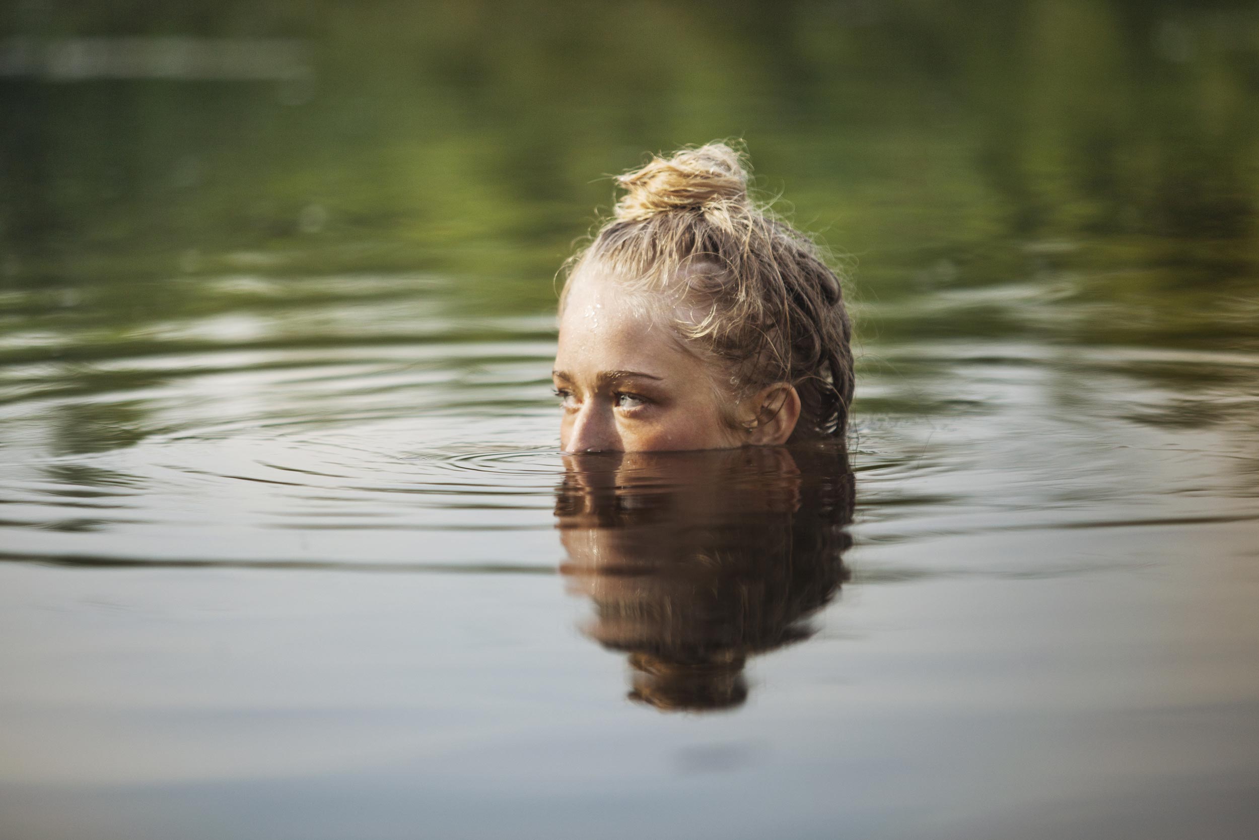 Schwimmerin im Naturbadeteich