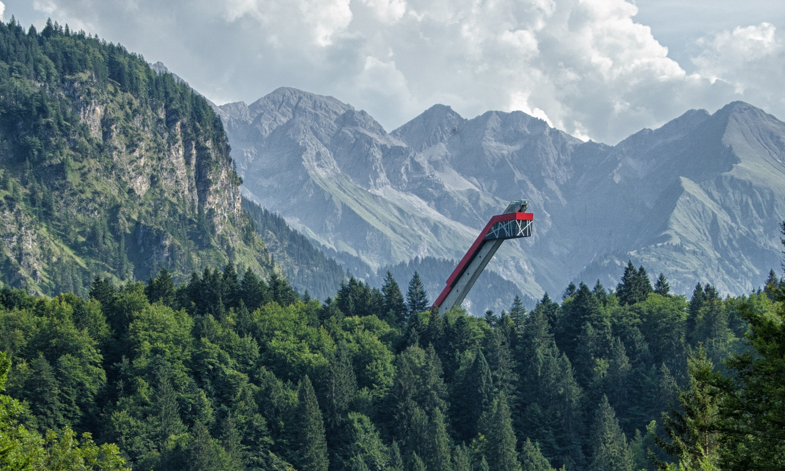 Skiflugschanze vor Alpenkulisse